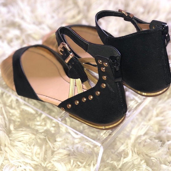 Spin Pin Sandals - Picture 2 of 3